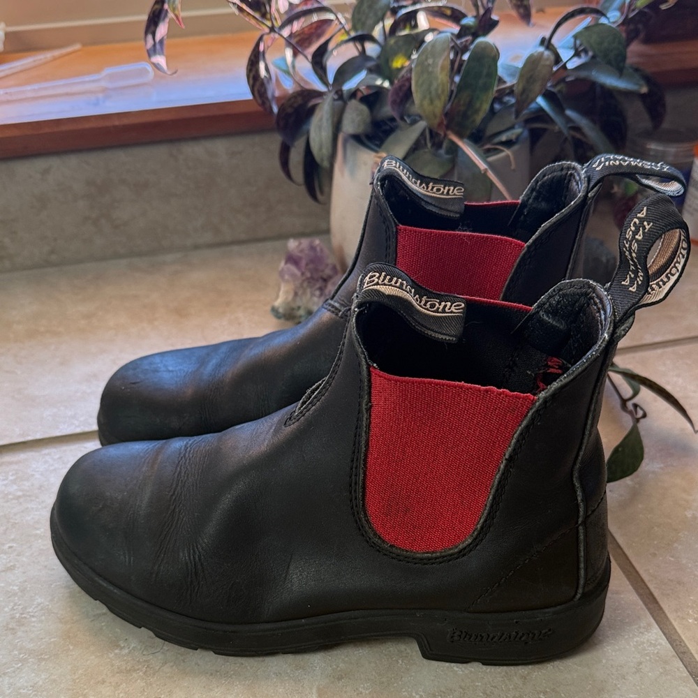 Blundstone Black and Red Leather Chelsea Boots - Picture 4 of 7